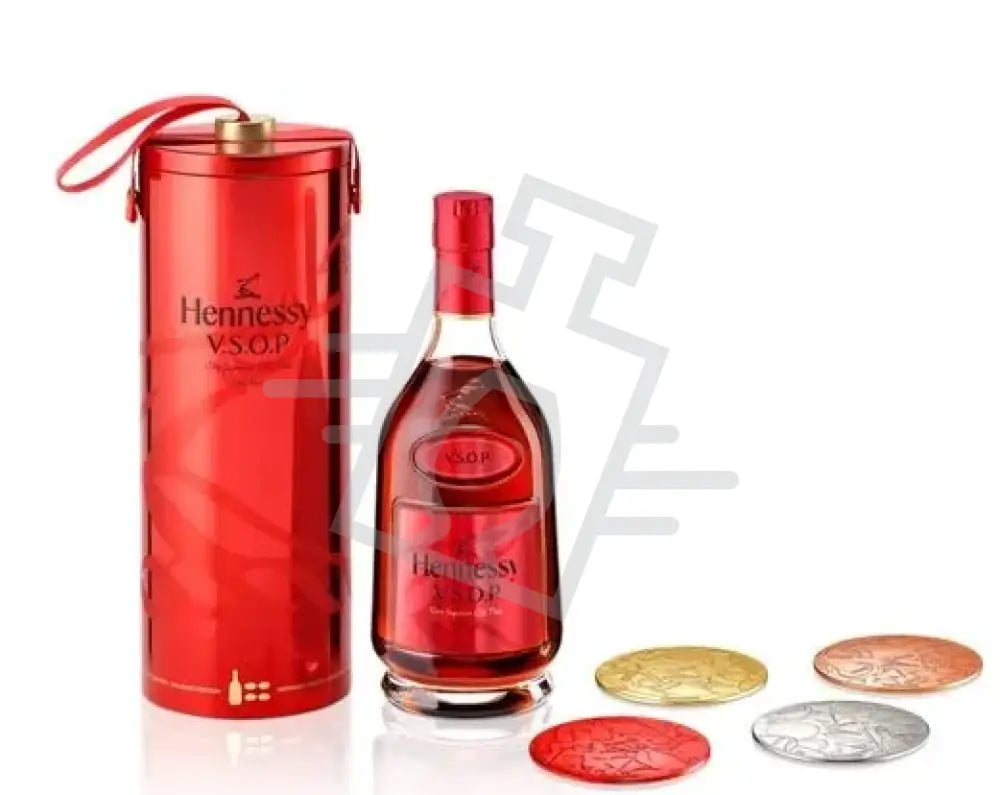 HENNESSY Konyak VSOP 0,7l 40% FÉMDD. + 4 alátét Holidays 2022 Edt. (piros)